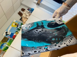 Acrylic Pouring Projekt am Gymnasium Aspel der Stadt Rees in Zusammenarbeit  mit der Katholischen Waisenhausstiftung - Aktuelles | Brücken-Stiftung - Katholisches Waisenhaus Emmerich