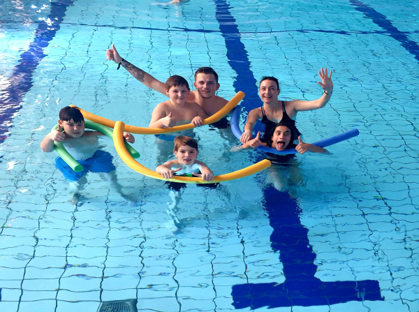 HURRA, das Schwimmen macht Spaß! - Aktuelles | Brücken-Stiftung - Katholisches Waisenhaus Emmerich