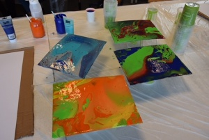 Acrylic Pouring Projekt am Gymnasium Aspel der Stadt Rees in Zusammenarbeit  mit der Katholischen Waisenhausstiftung - Aktuelles | Brücken-Stiftung - Katholisches Waisenhaus Emmerich